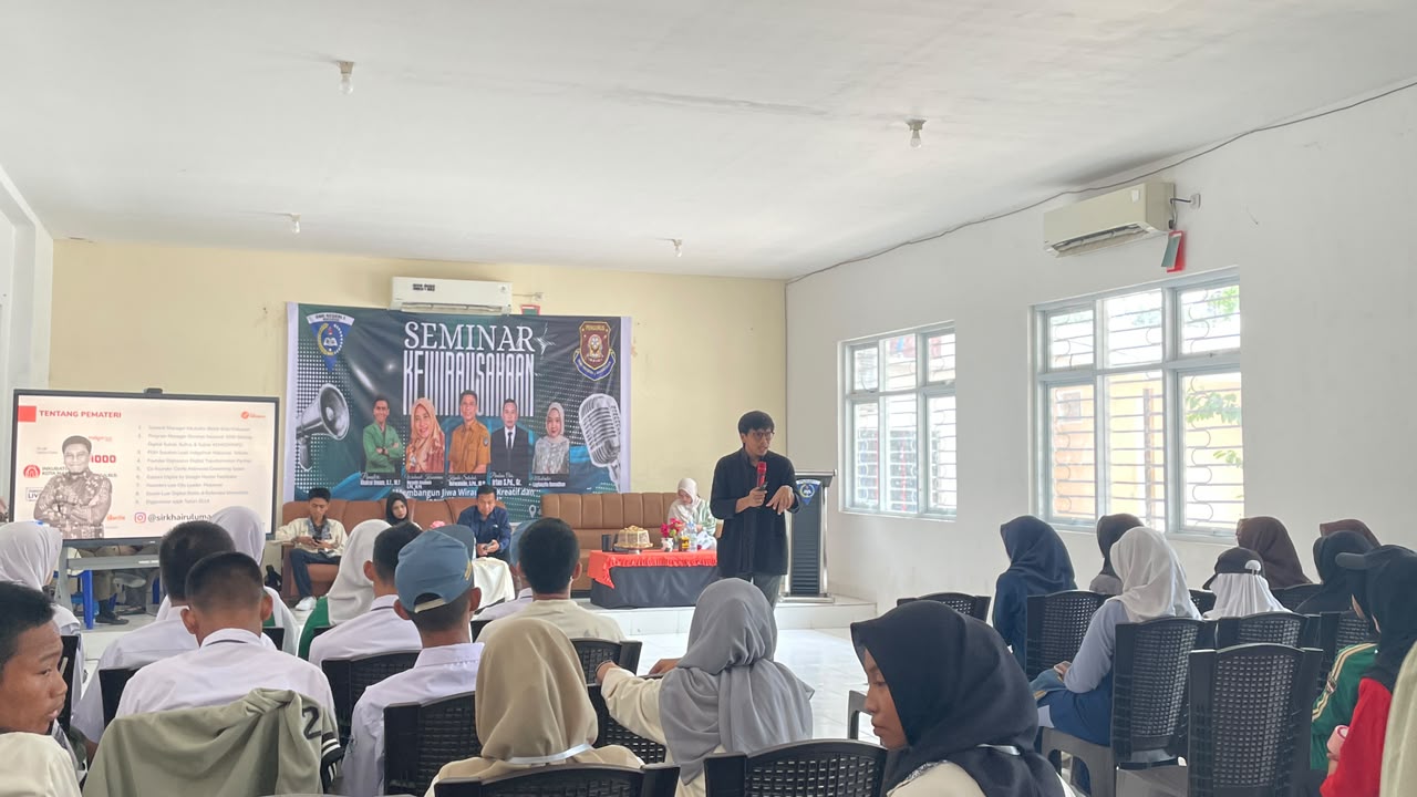 Khairul Umam menjadi pemateri pada kegiatan di SMKN 1 Makassar